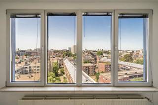 <h3><span>Indeling</span></h3>
<p><span>Deze recent gerenoveerde studio is gelegen op de vierde verdieping aan de rustige achterzijde van het gebouw.</span></p>
<p><span>Bij het betreden van de studio komen we terecht in de aangename leefruimte, die dankzij de grote raampartijen geniet van veel natuurlijke lichtinval.</span></p>
<p><span>Aansluitend bevindt zich de keuken, uitgerust met een keramische kookplaat en koelkast. Vanuit de keuken heeft u toegang tot het westgeoriënteerde terras, waar u heerlijk kunt genieten van de namiddag- en avondzon.</span></p>
<p><span>De badkamer is voorzien van een lavabomeubel en douche. Daarnaast beschikt de studio over een apart gastentoilet.</span></p>
<p><span>De studio werd recent volledig gerenoveerd en is afgewerkt met een onderhoudsvriendelijke parkettegel.</span></p>
<h3><span>Omgeving</span></h3>
<p><span>De studio geniet van een uiterst centrale ligging nabij ’t Groen Kwartier. Dankzij deze locatie bevinden tal van winkels, horecazaken en andere voorzieningen zich in de directe omgeving.</span></p>
<h3><span>Extra’s</span></h3>
<ul>
<li><span>Recent volledig gerenoveerd</span></li>
<li><span>Westgeoriënteerd terras</span></li>
<li><span>Onderhoudsvriendelijke parkettegel</span></li>
<li><span>Dubbele beglazing</span></li>
<li><span>Huurder aanwezig</span></li>
<li><span>Interessante investeringseigendom</span></li>
</ul>