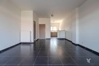 Centraal, rustig gelegen woning met 3 slaapkamers.Deze rustig gelegen woning omvat op het gelijkvloers, de inkomhal, toilet, woonkamer met open keuken en aansluitend de terras en tuin.Op het verdiep is er de nachthal, 3 slaapkamers, badkamer en toilet.Voor meer info of een bezoek: 0494 03 02 86