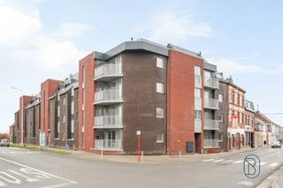 <p>Dit klassieke nieuwbouwproject in Moeskroen staat voor zorgeloos wonen op een centrale ligging.<br /><br />De architectuur straalt rust en elegantie uit, terwijl het interieur volledig inspeelt op de noden van hedendaags wonen: energiezuinig, praktisch en comfortabel.<br />Elke appartement werd ontworpen met aandacht voor functionaliteit, natuurlijke lichtinval en afwerkingskwaliteit.<br />Aangename terrassen. <br /><br />Een project dat niet alleen vandaag overtuigt, maar ook op lange termijn zijn waarde en uitstraling behoudt.<br /><br />Meer info bij Immo Beguin: sebastien@immobeguin.be</p>