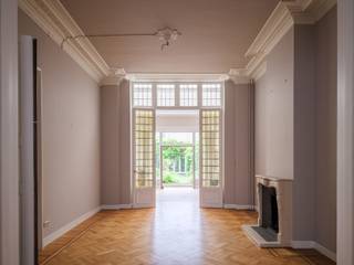 <strong>Indrukwekkende dubbelwoning (BJ 1897) met een bruikbare vloeroppervlakte van 885 m², gelegen op een absolute toplocatie in het centrum.</strong><br /><br />Deze eigendom (in neorococostijl) biedt een unieke opportuniteit om wonen en werken te combineren in twee afzonderlijke, naast elkaar gelegen panden.<br /><br />Gelegen in één van de oudste straten van Gent, op slechts enkele stappen van de iconische Graslei en Korenlei. Hier geniet u van de rust van een autoluwe straat, terwijl het bruisende historische centrum letterlijk om de hoek ligt. Openbare parkings (Parking Sint-Michiels bv.) bevinden zich op korte wandelafstand.<br /><br />Deze twee karaktervolle panden werden oorspronkelijk gebouwd door een voormalig directeur van een koffiefabriek. Het rechterpand (nr. 45) deed dienst als ruime privéwoning, terwijl het linkerpand (nr. 43) werd ingericht als winkel met kantoren en opslagruimte. Centraal is er plaats om een wagen en fietsen te parkeren. <br /><br />Drabstraat nr. 43 omvat een bvo van 498 m² en beschikt over een EPC E-label (geen centrale verwarming)<br />Drabstraat nr. 45 omvat een bvo van 387 m² en beschikt over een gunstig EPC C-label (centrale verwarming via aardgas). Een ruime kelder is voorzien.<br /><br />Beide panden (kadastraal gekend als gezinswoningen) zijn zuidoost georiënteerd en beschikken over een bijzonder stille tuin met een hoge mate van privacy. Achteraan de tuinen is een koetshuis / bijgebouw voorzien die extra mogelijkheden biedt. <br /><br />Deze dubbelwoning werd opgenomen op de inventaris bouwkundig erfgoed. Enkel de voorgevel is beschermd. <br /><br />De dakbedekking van beide panden werd in 2021 vernieuwd. De zolderverdieping loopt over de volledige lengte en breedte van beide panden en biedt nog bijzonder veel potentieel. <br /><br /><strong>Een absolute buitenkans voor vrije beroepers die wonen en werken op één locatie willen combineren. </strong><br /><br />Voor meer informatie, mail naar info@carloeggermont.be