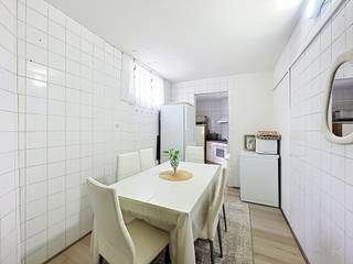 Info: bruxelles.ouest@weinvest.be of 02 315 77 22 | Handelspand met 3 slaapkamerwoning – Place de la Vaillance, Anderlecht<br /><br />Gelegen aan de Place de la Vaillance in Anderlecht, vlakbij winkels, openbaar vervoer en alle voorzieningen, biedt dit handelspand een mooie opportuniteit voor investeerders die op zoek zijn naar een eigendom met bestaande huuropbrengsten.<br /><br />De gelijkvloerse verdieping, met een oppervlakte van ongeveer 75 m², is ingericht als handelsruimte en is momenteel verhuurd.<br /><br />De bovenverdiepingen omvatten een wooneenheid met een bewoonbare oppervlakte van ongeveer 113 m², die eveneens verhuurd is. De woning bestaat uit een leefruimte met salon en eetkamer, een keuken en drie slaapkamers.<br /><br />Het volledige pand is momenteel verhuurd en wordt bewoond door één en dezelfde huurder, wat zorgt voor een bijzonder interessant en eenvoudig beheer voor een investeerder en tegelijkertijd een globale huuropbrengst oplevert.<br /><br />Op basis van de vraagprijs, de huidige huurinkomsten en rekening houdend met de registratierechten, bedraagt het geschatte bruto huurrendement ongeveer 5%, berekend op basis van 10 maanden huur. Dit vormt een interessante troef binnen de huidige vastgoedmarkt.<br /><br />Ook de ligging is een belangrijke troef: het pand bevindt zich in de nabijheid van winkels, openbaar vervoer, scholen en tal van voorzieningen, en op slechts enkele minuten van het voetbalstadion.<br /><br />Dankzij de combinatie van handel + woning, de verhuur aan één enkele huurder en het huurrendement vormt dit pand een interessante investeringsopportuniteit voor investeerders die op zoek zijn naar bestaande huuropbrengsten.<br /><br />Zeker te ontdekken!<br /><br />EPC : G – CO₂: 87 kg/(m².jaar) – 435 kWhEP/(m².jaar)  -  Ontdek al onze exclusieve panden op onze website: WWW.WEINVEST.BE
