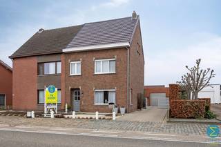 Deze goed onderhouden woning situeert zich aan de rand van het centrum en beschikt onder meer over drie slaapkamers, een ruime garage en tuin.Op het...