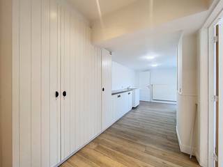 Welkom in deze halfopen bebouwing die uitblinkt in ruimte, licht en potentieel. Met haar 230 m² bewoonbare oppervlakte en 5 slaapkamers biedt deze woning plaats aan wie groots wil wonen. Of je nu droomt van een gezellige gezinswoning, een cohousingproject, een kangoeroewoning of gewoon wat extra ruimte wil voor hobby’s of thuiswerk, hier kan het allemaal.De woning beschikt over een perceel van 347 m². Dankzij de grote ramen geniet je overal van veel natuurlijke lichtinval, wat zorgt voor een aangename en open sfeer. De ingebouwde kasten bieden extra opbergruimte en maken het geheel bijzonder praktisch. Naast de leefruimtes vind je ook ingebouwde kasten, een kelder, wasplaats en meerdere bergruimtes wat zorgt voor praktisch wooncomfort.Buiten wacht een westgerichte tuin met terras, de perfecte plek om te ontspannen of te genieten van een zomeravond in de zon. Ook bevindt zich op het perceel een aparte garage met smeerput, ideaal voor wie graag sleutelt of extra bergruimte nodig heeft.De centrale ligging is een absolute troef: het station en winkels liggen vlakbij, en ook de oprit van de E40 bevindt zich op enkele minuten rijden. Zo geniet je van een uitstekende bereikbaarheid richting Brugge en Gent. Daarnaast geniet je hier van een vlotte verbinding richting de kust, wat deze locatie aantrekkelijk maakt voor wie rust en toegankelijkheid wil combineren.