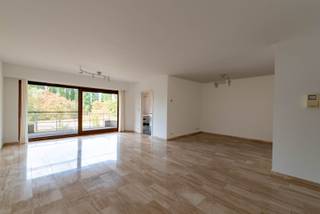 Dit ruime en lichtrijke appartement is gelegen op de tweede verdieping van een verzorgd gebouw en beschikt over een aangename en praktische indeling. De ruime leefruimte sluit mooi aan op de keuken, die uitgerust is met alle nodige toestellen. Zowel vanuit de leefruimte als vanuit de keuken heeft u toegang tot een eerste ruim terras.<br /><br />Verder beschikt het appartement over twee ruime slaapkamers, waarvan de grootste slaapkamer toegang biedt tot een tweede balkon/terras. De badkamer is volledig ingericht en voorzien van een ligbad, een inloopdouche, een lavabo met ruim lavabomeubel en een toilet. Daarnaast is er ook nog een apart toilet aanwezig.<br /><br />Een autostaanplaats en een privatieve kelderberging zijn inbegrepen in de huurprijs, wat zorgt voor extra comfort en voldoende opbergruimte.<br /><br />De gemeenschappelijke kosten bedragen €100 per maand en omvatten onder andere het privatief water, het poetsen van de gemeenschappelijke delen en de elektriciteit van de gemene delen.<br /><br />Het appartement is onmiddellijk beschikbaar.<br />EPC: 228 kWh/m²