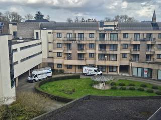 Goed gelegen appartement aan de Veemarkt. Bestaande uit living met open keuken en aansluitend terras. Apart toilet, badkamer met douche en aansluiting wasmachine, 1 slaapkamer. Heel centraal gelegen op wandelafstand van de K, De Grote Markt en het Station. Momenteel verhuurd, dus ideaal als investering of mits opzeg huurder ook interessant voor u als starter!!!