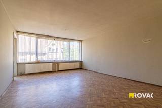 Dit appartement is ideaal gelegen in het centrum, op wandelafstand van openbaar vervoer, winkels en andere voorzieningen.<br /><br />Het appartement bevindt zich in een verzorgd gebouw met lift en omvat de volgende indeling: inkomhal, lichtrijke leefruimte, ingerichte keuken, twee slaapkamers waarvan één met toegang tot een rustig gelegen terrasje aan de achterzijde. Verder beschikt het appartement over een praktische berging, een badkamer en een extra terras aan de voorzijde.<br /><br />Op het gelijkvloers is er een privatieve autostandplaats en een eigen berging inbegrepen. Daarnaast is er een gemeenschappelijke fietsenberging beschikbaar voor de bewoners.<br /><br />Troeven op een rij:<br /><br />- Centrale ligging, nabij openbaar vervoer en faciliteiten<br />- EPC-label C<br />- Inclusief autostandplaats<br />- Twee terrassen (voor- en achteraan)<br />- CV op aardgas<br />- Lift aanwezig