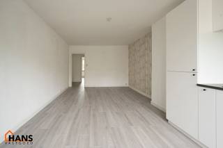 Mooi gerenoveerd appartement op de tweede verdieping.<br />Inkomhal met kast voor de aansluiting wasmachine/droogkast; woonkamer met open nieuwe keuken met kasten en spoelbakken, kookplaat, dampkap en oven; ruime nieuwe badkamer met dubbele lavabo met kast, spiegelkast met verlichting, inloopdouche en toilet; 2 slaapkamers (1 ruime, 1 kleinere) en een aparte berging aansluitend aan de kleine slaapkamer.<br /><br />Gemeenschappelijke kosten: 50 EUR (minuterie, syndicus, water)<br />Geschikt voor maximaal 3 personen.<br />Beschikbaar vanaf 01/12/2026.<br /><br />Huurwaarborg bedraagt 3 maanden huur.<br />Plaatsbeschrijving door extern bedrijf met gedeelde kosten.<br /><br />Een bezoek ter plaatse kunt u enkel online reserveren op www.hansvastgoed.com.<br />Voor meer informatie, bezoek onze website www.hansvastgoed.com of neem contact op met info@hansvastgoed.com of +32 3 366 05 30.
