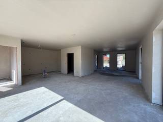 Zeer ruime nieuwbouwwoning op een hoekperceel van 3a 43ca, met een bewoonbare oppervlakte van maar liefst 211 m² en potentieel voor 5 slaapkamers.Er...