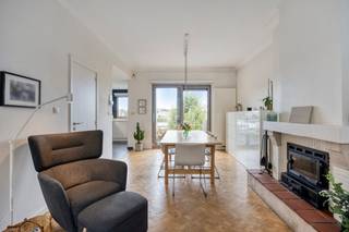 Fully renovated and ready-to-move-in house of 194 m² spread over four levels,<br />located in the quiet and popular Koningslo, just a few minutes from Brussels.<br /><br />The bright living space of more than 32 m² is located on the first floor and<br />has a fireplace and large windows that provide a pleasant<br />incidence of light. Next, you will find the fully equipped kitchen and the terrace with a view of the<br />maintenance-friendly, enclosed garden of approx. 70 m² with a western orientation and<br />evening sun.<br /><br />On the second floor, there are two full bedrooms, one separate<br />desk and bathroom with bath, shower and double sink. The top floor is<br />furnished as a spacious master bedroom with built-in wardrobes and dressing.<br /><br />On the ground floor, the house has a closed garage with an electric gate, a<br />storage, laundry room, toilet and direct access to the garden. In addition, there are four (2+2)<br />private parking spaces in front of the house.<br /><br />An absolute asset is the excellent EPC label A (82 kWh/m²). Thanks to 8.2 kWp<br />solar panels, a 10 kWh home battery, double glazing, insulated roof and a<br />condensing gas boiler allows you to enjoy exceptionally low energy costs and none<br />renovation obligation.<br /><br />Schools, public transport and shops are within walking distance. Also the Ring, A12 and<br />E19 are easily accessible. Mobile score: 76%. All certificates are available. Visits on<br />appointment.<br /><br />You can consult Dewaele DIY's general terms and conditions at any time via dewaele.com<br /><br />Register of measures: no