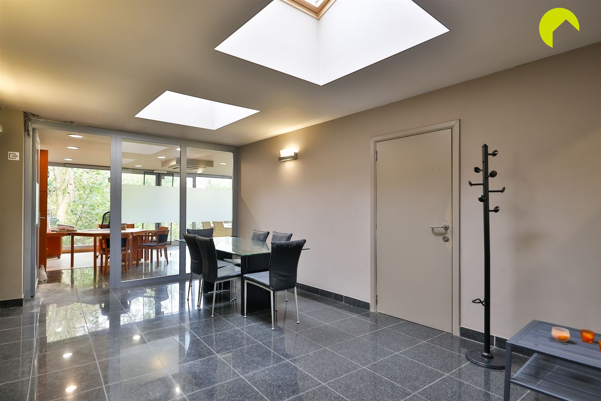 Ruim handelsgelijkvloers met grote tuin in het centrum van Hove - foto 3