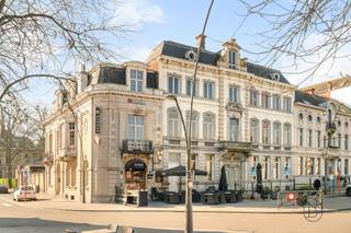 UNIEK gelegen op de MARKT van RONSE: prachtige HERENWONING met enorm veel potentieel. Deze prachtige neoclassicistische herenwoning vormt...