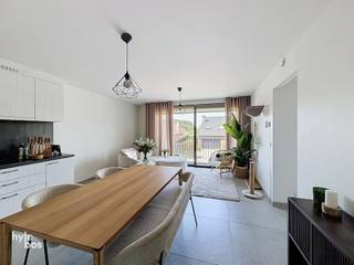 <p><span>Goed gelegen en lichtrijk appartement op de eerste verdieping, bereikbaar via de lift. Het appartement beschikt over een ruime leefruimte met veel natuurlijke lichtinval en een open, volledig ingerichte keuken voorzien van een keramische kookplaat, dampkap, combi-oven, vaatwasser en koelkast met diepvriesvak. Aansluitend aan de keuken bevindt zich een praktische berging met wasvoorziening. Verder omvat het appartement een nachthal, een afzonderlijk toilet, een badkamer met inloopdouche en enkele lavabo in meubel, en twee slaapkamers. Daarnaast beschikt het appartement over een zeer ruim terras. In het gebouw is tevens een gemeenschappelijke vuilnisberging aanwezig. Er is de mogelijkheid om een garage bij te huren. Huisdieren zijn niet toegelaten. Dankzij het uitstekende EPC-label A geniet u van een energiezuinige woonst. Plan uw bezoek eenvoudig zelf in via onze website via de knop "Maak uw afspraak online".</span></p><p><span> </span></p>