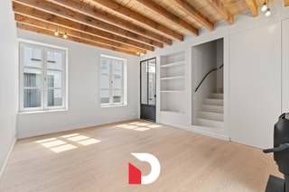Maak kennis met deze energiezuinige stadswoning met 3 slaapkamers die gelegen is in een rustige straat in het hart van Brugge. <br /><br />Deze authentieke woonst werd volledig gestript en van 0 terug heropgebouwd. Elke leiding (water, riolering, elektriciteit) in deze woning is nagelnieuw en enkel de voorgevel bleef staan. Bijgevolg heeft dit eigendom een energielabel B. Dit betekent dat de woning zeer energiezuinig is en je dus zult genieten van lage energiekosten.<br /><br />De afwerkingsgraad van deze woning is van zeer hoge kwaliteit. Er werd gewerkt met rustgevende kleuren/materialen. De combinatie van de energiezuinigheid en de hoogwaardige afwerking maken deze stadswoning tot een unieke vondst in het centrum van Brugge.<br /><br />De indeling is als volgt: inkomhal met ingemaakte vestiairekast, woonkamer met gezellige kachel, ingebouwde tv-kast, berging, moderne leefkeuken met eetplaats en de uiterst gezellige stadskoer.<br />Op verdieping 1 vinden we 2 slaapkamers terug, afzonderlijk toilet en een ruime badkamer met ligbad en inloopdouche. Op verdieping 2 vinden we de masterbedroom terug. <br /><br />De ligging van de woning is echt uniek. Je bevindt je op wandelafstand van alle voorzieningen die de stad te bieden heeft. Van het Astridpark tot de winkels, scholen en restaurants tot culturele bezienswaardigheden, je hebt alles binnen handbereik en toch is het er muisstil.<br /><br />Kortom, deze stadswoning in Brugge is een unieke kans voor wie op zoek is naar een energiezuinige en prachtig gerenoveerde woning op een centrale locatie. Met de gezellige stadskoer, 3 slaapkamers en hoge afwerkingsgraad is dit een ideale woning voor wie wil genieten van het comfort van de stad, zonder in te boeten op duurzaamheid.<br /><br />Contacteer ons voor een bezoek of info via info@delbecque.immo of via 050 45 03 45.