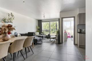 Bent u op zoek naar een stijlvol en instapklaar appartement in het bruisende centrum van Evergem? Dit recent gebouwd en energiezuinig...