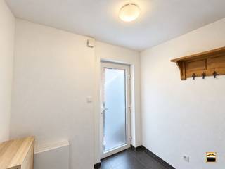 <p><span>Moderne en instapklare duplex met 2 slaapkamers en parking in kortessem </span></p><p><span>Op zoek naar een comfortabel appartement op een centrale locatie? Dit moderne en volledig <br />instapklare duplexappartement in Kortessem combineert een praktische indeling met een <br />aangename woonomgeving en een vlotte bereikbaarheid. </span></p><p><span>Dankzij de gunstige ligging bevinden winkels, scholen en andere dagelijkse voorzieningen zich <br />op wandelafstand. Bovendien geniet u van een vlotte verbinding naar zowel Hasselt als Genk, <br />wat deze locatie bijzonder interessant maakt voor wie centraal en toch comfortabel wil wonen.</span></p><p><span>Het appartement is verdeeld over twee verdiepingen en beschikt op de eerste verdieping over <br />een inkomhal met gastentoilet, een aangename leefruimte, een open keuken en een praktische <br />berging. Het terras vormt een fijne aanvulling op de leefruimte. </span></p><p><span>Op de tweede verdieping bevindt zich de nachthal met toegang tot de twee ruime slaapkamers <br />van respectievelijk 12 m² en 16 m². De badkamer is uitgerust met een douche en wastafel en <br />biedt alle nodige comfort. </span></p><p><span>Bovendien is er een parkeerplaats voorzien op de kelderverdieping, een praktische meerwaarde <br />op een centrale locatie.</span></p><p><span>Ook op technisch vlak beschikt het appartement over interessante troeven, waaronder de centrale <br />verwarming op aardgas via een hoogrendementsketel en hoogrendementsbeglazing in pvc-ramen. </span></p><p><span>Een interessante opportuniteit voor starters én investeerders! Dankzij de instapklare afwerking, <br />de functionele indeling en de centrale ligging vormt dit duplexappartement een uitstekende keuze <br />voor wie op zoek is naar een eerste eigen woning of een aantrekkelijke investering voor verhuur.</span></p><p><span>Wenst u meer informatie over dit duplexappartement of een bezichtiging?<br />Contacteer ons via 012 26 22 05 of info@hetimmohuis.be.</span></p>