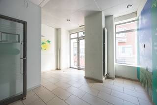 <p><span>Uitstekend retail- en kantoorpand in het hart van Niel</span></p><p><span>Op zoek naar een veelzijdig commercieel pand met uitstekende zichtbaarheid en bereikbaarheid? Dit pand biedt een unieke kans voor ondernemers en bedrijven. Met een totale bruikbare oppervlakte van 490 m² (cfr. EPC) en een grondoppervlakte van 258 m², is er ruim voldoende ruimte voor diverse zakelijke toepassingen.</span></p><p><span>Het gelijkvloers beschikt over een aantrekkelijke winkeletalage, waardoor uw bedrijf direct opvalt vanaf de straat. De prominente ingang met grote raampartijen zorgt voor een lichtrijke en uitnodigende entree. De hal is modern afgewerkt met neutrale kleuren en grote glazen deuren, die toegang geven tot de verschillende werk- en kantoorruimten.</span></p><p><span>Het pand biedt meerdere functionele ruimtes op verschillende niveaus, elk met een eigen karakter: sommige met warme parketvloeren, andere met strakke betonnen vloeren. De ruimten zijn licht en luchtig dankzij grote ramen die volop daglicht binnenlaten. Een moderne interne trap met metalen leuning verbindt de verdiepingen, terwijl een dakterras een panoramisch uitzicht over de omgeving biedt. Aan de achterzijde bevindt zich een afgesloten tuin, ideaal voor extra buitenruimte.</span></p><p><span>Voor het personeel is er een praktische kitchenette aanwezig. De witte muren en plafonds geven het pand een frisse, professionele uitstraling, klaar voor onmiddellijke in gebruikname.</span></p><p><span>Dankzij de strategische ligging in Niel, gecombineerd met uitstekende bereikbaarheid en hoge zichtbaarheid, is dit pand ideaal voor winkels, kantoren, diensten of andere commerciële doeleinden.</span></p><p><span>Er is tevens ook een garage aanwezig en ruime kelder.. </span></p>