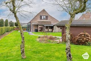 Deze rustig gelegen villa in Knokke-Heist combineert een charmante uitstraling met tal van mogelijkheden.De woning biedt een ruime en lichtrijke...