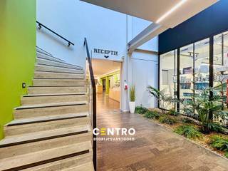 <u><strong>INDELING:</strong></u><br /><strong><em>Gelijkvloers:</em></strong><br />Gemeenschappelijk: 25-tal parkeerplaatsen - centrale inkomhal - ontvangstbalie - wachtruimte - sanitair.<br /><strong><em>Eerste verdieping:</em></strong> <br />Kantoorruimte (32m²) - sanitair. <br /><br /><u><strong>AFWERKING: </strong></u><br />De kantoorruimten hebben vloerverwarming, zijn geschilderd, voorzien van LED-verlichting en voldoende stopcontacten.<br /><br /><u><strong>NUTSVOORZIENINGEN:</strong></u><br />Elektriciteit, stadswater, gas, ventilatiesysteem, internetaansluiting (Telenet).<br /><br /><strong><u>LIGGING:</u></strong><br />Langs de Diksmuidsesteenweg, een belangrijke invalsweg naar het centrum, en vlot bereikbaar vanaf de Ring.<br />De kantoren maken deel uit van een complex met o.a. Schiervelde Health Training (Kine Schiervelde), apotheek Schiervelde, een jobcoach en een diëtiste.<br /><br /><u><em><strong>Opmerkingen:</strong></em></u><br />- Forfait € 60/m voor internet, onroerende voorheffing en brandverzekering.<br />- Voorschot G+E: € 75/m met afrekening volgens werkelijk verbruik.<br />- Onze ref. op <strong>www.centro.be</strong>: <strong>O0145-6</strong> of contacteer ons op <strong>050 70 01 02</strong>.<br /> 