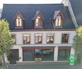 Deze instapklare handelswoning is gelegen in het centrum van Koekelare, een commerciële topligging op de markt en bestaat uit: <br /><br />gelijkvloers: inkomhal - onthaal - kantoorruimte - archiefruimte - terras - berging - kelder - toilet<br /><br />1ste verdieping: grote living met zicht op de markt - open ingerichte keuken - berging - toilet - wasplaats - zeer groot zonneterras (62 m²)<br /><br />2 de verdiep: nachthal - 3 slaapkamers - badkamer - toilet <br /><br />Deze eigendom is instapklaar en heeft vele mogelijkheden. Contacteer ons vrijblijvend voor een afspraak ter plaatse. <br /><br />Troeven: <br />- EPC label B<br />- 16 zonnepanelen aanwezig<br />- bewoonbare oppervlakte van 254 m²<br /><br />Kortom, deze woning is een uitstekende keuze voor wie op zoek is naar een praktische woning met voldoende ruimte en comfort. De eigendom is opgesplitst als handelsruimte op het gelijkvloers en privé woonst op de verdiepingen.