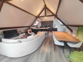 In het hart van Ardooie vind je dit eigentijdse appartement met een verrassende indeling. Via het zonnig terras kom je rechtstreeks binnen in de lichtrijke woonkamer met open, volledig ingerichte keuken.<br />Op de benedenverdieping bevindt zich de ruime slaapkamer, een stijlvolle badkamer met zowel ligbad als douche, een dressing en een apart toilet. De garage met automatische kantelpoort is inbegrepen in de prijs. <br />Wie extra parkeerruimte wenst, kan optioneel ook een carport huren.<br /><br />Het appartement is beschikbaar vanaf 1 december. De huurprijs is exclusief €100 syndickosten.<br /><br />Geïnteresseerd? Neem gerust contact op voor meer info of een bezoek.