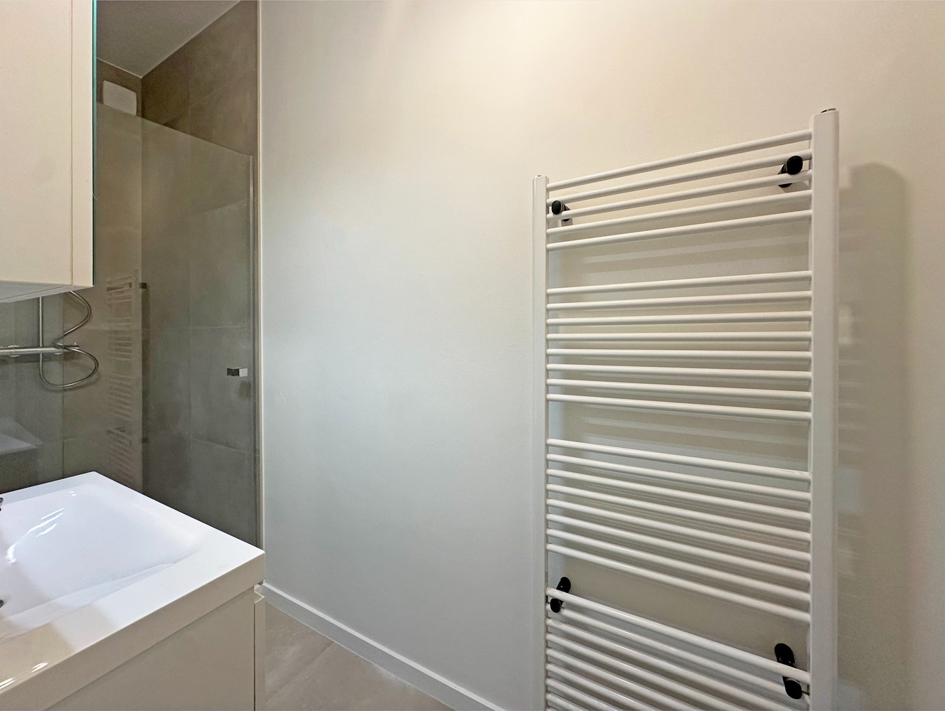 Volledig gerenoveerd appartement met twee slaapkamers op de grens van Borgerhout en Berchem! - foto 4