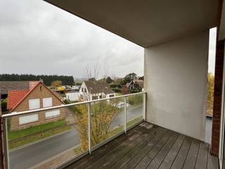 Deze ruime assistentiewoning met 2 slaapkamers en terras in een recente residentie "De Zilvertorens" is een mooie opportuniteit als investering of ideaal voor eigen bewoning te Knokke-Heist. <br /><br />Dit lichtrijke hoek appartement heeft een ruime leefruimte, ingerichte keuken, terras, berging, toilet, badkamer, 2 slaapkamers. <br /><br />Er is een volledig zorg- en dienstenpakket. Het appartement is vrijgesteld van onroerende voorheffing.<br /><br />Hoogwaardige afwerking naar een ontwerp van EL Architects. <br /><br />Bezoeken? Graag na afspraak met Avantimmo op het nummer 050 62 50 55<br /><br />Bekijk de video op www.avantimmo.be