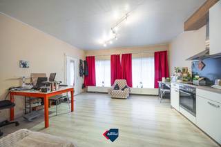 Deze verzorgde studio op het gelijkvloers, ligt op wandelafstand van het strand, het openbaar vervoer en de winkels en vlakbij het bruisende centrum van Oostende. Hier geniet u van zowel rust als bereikbaarheid. De studio beschikt bovendien over een ruime kelder, ideaal voor extra opslag of uw strandspullen. Dankzij de praktische indeling en charmante ligging is dit de perfecte plek voor een vakantieverblijf of een slimme investering aan zee. Mis deze unieke kans niet om uw eigen plekje aan de Belgische kust te bemachtigen!