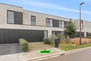 Deze woning wordt verkocht onder registratierechten – geen 21% BTW.Gelegen in de Ward Ruyslincklaan 5, een rustige straat op korte afstand van het...