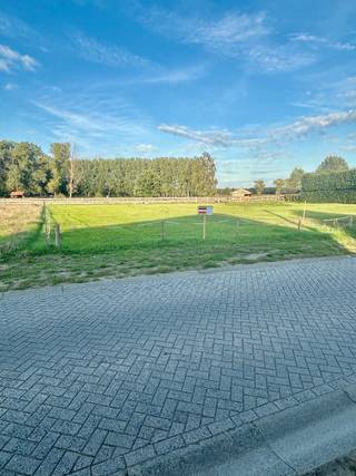 Bouwgrond voor half open bebouwing met prachtig uitzicht op de velden! Volgens plattegrond gaat het om lot 4! Zeer gunstige voorwaarden en geen bouwverplichting! Deze bouwgrond heeft een oppervlakte van maar liefst 604m2!