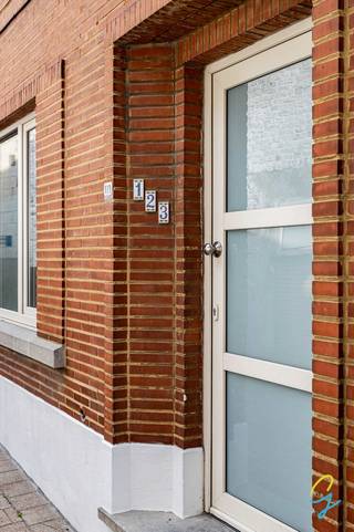 <p>Deze volledig gerenoveerde woning bevindt zich in het centrum van Geraardsbergen, op wandelafstand van scholen, winkels en het station. Dankzij de ligging in een zijstraat van de Oudenaardsestraat geniet u van een rustige woonomgeving zonder hinder van doorgaand verkeer, terwijl alle dagelijkse voorzieningen vlot bereikbaar zijn. In de buurt is bovendien voldoende publieke parkeergelegenheid aanwezig.</p>
<p>De woning werd in 2026 grondig gerenoveerd en is instapklaar. Ook het dak werd vernieuwd in 2019. Op het gelijkvloers bevinden zich de leefruimte met nieuwe keuken, een praktische bergruimte en een badkamer met douche en toilet. Achteraan vindt u een bijkomende berging, een aangenaam terras en een onderhoudsvriendelijke tuin.</p>
<p>Op de eerste verdieping zijn er drie slaapkamers, waarvan één als doorloopkamer ingericht is. Op deze verdieping bevindt zich eveneens een tweede badkamer, uitgerust met een ligbad en toilet. De tweede verdieping werd volledig afgewerkt en ingericht als extra slaapkamer.</p>
<p>Op energetisch vlak scoort de woning goed met een EPC label B dankzij de centrale verwarming op aardgas, dubbele beglazing en aanwezige isolatie. Bovendien werd de volledige woning recent geschilderd, waardoor u zonder verdere werken kunt intrekken.</p>
<p>Bent u op zoek naar een ruime en verzorgde woning op een centrale maar rustige locatie in Geraardsbergen, dan is dit pand zeker een bezoek waard.</p>
<p>Meer info? Een bezoek? Bel Jordi 0477/32.61.53</p>