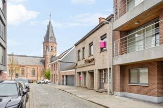 Deze woning is gelegen in het centrum van Ootnieuwkerke.<br /><br />Op de gelijkvloerse verdieping is volgende indeling aanwezig: inkomhal, 2 grote handelsruimtes, ruime leefruimte, keuken, atelier, toilet, badkamer, wasplaats, berging, zonnige tuin MET UITWEG.<br />Op de eerste verdieping zijn 6 slaapkamers aanwezig.<br />De woning beschikt eveneens over een zolder (via vaste trap) en een kelder.<br /><br />Deze eigendom kan eveneens dienen als project (appartementsgebouw of nieuwbouwwoning).<br /><br />PLUSPUNTEN:<br />- 6 SLAAPKAMERS<br />- CENTRALE LIGGING<br />- 486 M2 WOONOPPERVLAK