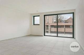 <p><span>APPARTEMENT MET 2 SLPKS NABIJ HET CENTRUM</span></p><p><span> </span></p><p><span>De Spoorstraat te Diepenbeek is de thuisbasis van “Residentie Coupé”. Deze knappe residentie is centraal gelegen en bevindt zich vlakbij het centrum met al haar faciliteiten. Ook het vernieuwde stationsplein en de oprit van de autosnelweg zijn in de onmiddelijke omgeving terug te vinden. <br /><br />Appartement 2.1 bevindt zich op de tweede verdieping en biedt 89m² bewoonbare oppervlakte.<br />Men beschikt over een inkomhal, leefruimte met open keuken, berging, apart toilet, badkamer, 2 slaapkamers, een zuidwest georiënteerd terras gelegen aan de achterkant en een kleiner terrasje aan de voorkant van het gebouw.<br /><br />Als bewoner kan u gebruik maken van de gemeenschappelijke fietsenstalling, heeft u vaste parkeerplek in de ondergrondse garage en een private kelderberging.</span></p><p><span> </span></p><p><span>KORT SAMENGEVAT</span><span>:</span></p><p><span>Vraagprijs: € 265.000,00</span></p><p><span>verkoop onder btw (21%)</span></p><p><span>Parking en kelder inbegrepen in bovenvermeld prijs.</span></p><p><span>Totale verkoopprijs: € 320.650,00<br /><br />Voor meer info of een bezoek ter plaatse kan u onze medewerkers bereiken via <span>info@canius.be</span></span><span> of 078 78 30 39.<br /><br /></span></p><p><span>De vermelde oppervlaktes zijn slechts een indicatie. Canius Real Estate kan niet verantwoordelijk gesteld worden voor de juistheid van de door zijn verstrekte gegevens.</span></p><p><span> </span></p>
