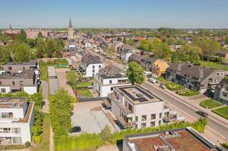 <p>Instapklaar nieuwbouwproject – laatste 3 appartementen - onmiddellijk beschikbaar bij akte</p><p></p><p>Welkom bij HET DORP, een kleinschalig nieuwbouwproject in het centrum van Onze-Lieve-Vrouw-Waver. De 9 appartementen zijn volledig afgewerkt, instapklaar en onmiddellijk beschikbaar bij akte. Ideaal voor wie zonder bouwstress snel wil verhuizen of op korte termijn wil investeren.</p><p>Je kiest uit stijlvolle 1- en 2-slaapkamerappartementen met ruime terrassen, een kwalitatieve afwerking en energiezuinige technieken die zorgen voor een hoog wooncomfort en een lage energiefactuur. Alle appartementen zijn bovendien rolstoeltoegankelijk.</p><p>Dankzij de centrale ligging bevinden winkels, bakker, apotheek, huisarts en openbaar vervoer zich op wandelafstand. Achter het gebouw bevinden zich privatieve parkeerplaatsen die additioneel aangekocht dienen te worden. Ook een fietsenstalling is voorzien.</p><p>Naast de appartementen is ook een polyvalente kantoor-/praktijkruimte beschikbaar. Deze wordt casco opgeleverd, zodat je de inrichting volledig kan afstemmen op jouw professionele activiteit.</p><p>Ben je op zoek naar een instapklaar nieuwbouwappartement dat onmiddellijk beschikbaar is? Ontdek HET DORP en plan vandaag nog je bezoek via Malines-Group.</p>