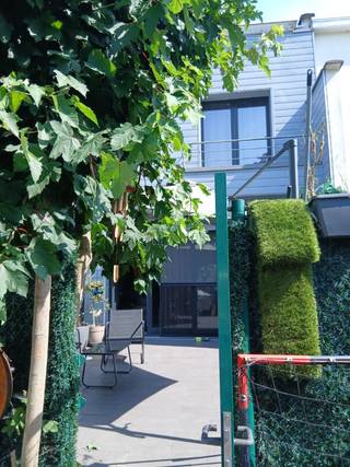 Zeer ruime woning vlakbij het boelaerpark met 3 grote slaapkamers, badkamer met bad, douche en toilet. Open living, eetkamer en keuken. Ook nog onder heel het huis een zeer grote kelder aanwezig, waar ook dubbele beglazing en verwarming voorzien is. Ruime inkomhal met veel bergruimte en ook nog een gastentoilet. Woning is Epc C Kijkdagen zijn op 29/6 en 30/6.