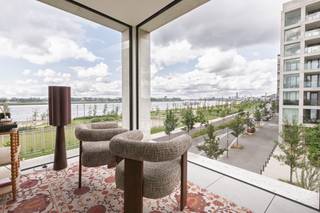 <p>Welkom in dit stijlvolle en lichtrijke appartement op de tweede verdieping, waar luxe, comfort en een uitzonderlijke ligging samenkomen. Dankzij de grote raampartijen geniet u de hele dag van een overvloed aan natuurlijk licht en een prachtig, onbelemmerd uitzicht over de Schelde.<span></span></p>
<p>De royale leefruimte vormt het hart van de woning en sluit naadloos aan op de volledig uitgeruste designkeuken, voorzien van hoogwaardige <strong>Miele-toestellen</strong>. De kwalitatieve afwerking en het tijdloze interieur creëren een elegante en warme woonbeleving.</p>
<p>Het appartement beschikt over <strong>drie ruime slaapkamers</strong> en <strong>twee stijlvolle badkamers</strong>, waarvan één is uitgerust met een comfortabel ligbad. Ideaal voor wie op zoek is naar ruimte en privacy.</p>
<p>Buitenleven staat hier centraal met <strong>twee terrassen</strong>: een gezellig <strong>binnenterras</strong> en een ruim <strong>buitenterras</strong>, waar u op elk moment van de dag kunt genieten van de rust en het indrukwekkende uitzicht op de Schelde.<br /><br />Extra troeven zijn de <strong>twee private autostaanplaatsen</strong> en maar liefst <strong>drie praktische bergingen</strong>, die zorgen voor extra comfort en voldoende opbergruimte.</p>
<p>Een exclusief appartement dat uitblinkt in ruimte, licht en een unieke ligging aan het water. De perfecte keuze voor wie op zoek is naar comfortabel wonen met een uitzonderlijk uitzicht.</p>