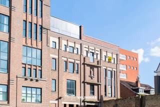 +++ OPTIE +++
VALIMMAS verhuurt te Merchtem centrum, in de voormalige en iconische "Ginder-Ale"-brouwerij, dit bijzonder stijlvolle duplex-appartement (loft) met groot zonneterras en autostandplaats(en)....
Gelegen op de derde verdieping (met lift) en omvattende: een inkomhal met vestiairekasten, een ruime berging/wasplaats (± 15m²), een grote living (± 43m²) met een open en volledig ingebouwde keuken (± 30m²), een bureel, een luxe badkamer, een slaapkamer, een groot zonneterras (± 42m² en ideaal georiënteerd naar het zuidwesten).
Inclusief één autostandplaats. Optioneel: extra autostandplaats mits € 65/maand.
Luxueus ingericht appartement met alle hedendaags comfort. Bijzonder sfeervolle decoratie, luxueuze afwerking, in perfecte staat, direct instapklaar.
Lift, videofoon, warmtepomp lucht/water + vloerverwarming, doorgedreven isolatie. EPC slechts 65 kWh/m² = label A = heel energiezuinig !
Gelegen in het volle centrum van Merchtem, met alle centrumfuncties binnen handbereik: winkels, scholen, bushaltes, station, Markt, sportcomplex,,…