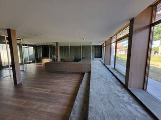 <p>Klassevolle handelsruimtes te huur in Loppem<br /><br />Op zoek naar een inspirerende werkplek in een professionele omgeving? Deze prachtige commerciële ruimtes van 350 m² in Loppem bevinden zich op een erkende erfgoedsite met een revolutionair design. Grote glaspartijen zorgen voor een overvloedig natuurlijke lichtinval en creëren een aangename werkomgeving. De site is volledig vrijstaand en beschikt over grote visibiliteit vanaf de gewestweg Brugge-Zedelgem-Torhout. Het handelspand werd recentelijk volledig gerenoveerd door binnenhuisarchitect Vincent Van Laere.<br />Deze unieke site is gelegen in een oase van rust met mooie graspartijen en talrijk groen in de omgeving.<br /><br />Naast de handelsruimtes van 350m², op heden ingericht als stijlvolle kantoren, geniet u van 50m² gedeelde faciliteiten, waaronder:<br /><br />- Een stijlvolle inkomhal met receptie<br />- Volledig uitgeruste keuken<br />- Sanitaire voorzieningen<br />- Praktische opslagruimte<br /><br />Deze gedeelde ruimtes worden gebruikt samen met de huurder van de linkervleugel, wat zorgt voor een efficiënte indeling en optimaal comfort.<br /><br />Troeven:<br />- zeer centraal gelegen tussen Brugge en Torhout<br />- goede aansluiting via Expressweg en oprittencomplex te Loppem<br />- 2 laadpalen (Eneco) voorzien op de ruime parking (60pl.)<br />- grote visibiliteit vanaf de gewestweg<br />- zeer groene omgeving<br />- tijdloos en moderne inrichting<br />- uitzonderlijke erfgoedsite<br /><br />Modaliteiten:<br />✔ 5 parkeerplaatsen inbegrepen<br />✔ Mogelijkheid tot uitbreiding parkeerplaatsen<br />✔ in totaliteit 60 parkeerpl. voor handen<br />✔ onroerende voorheffing ten laste van de huurder<br />✔ gemeenschappelijke delen inbegrepen<br />✔ datum van beschikbaarheid is in onderling overleg<br /><br /><br />Wenst u meer inlichtingen of een uitgebreide rondleiding? Contacteer Dominique via dominique.baes@albert.immo of 0498/12.82.20</p>