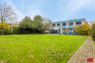 Ruim bedrijfsgebouw van ca.1500 m² verdeelt over twee verdiepingen met woning en inpandig zwembad op commerciële toplocatie. Projectgrond...