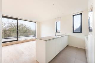 In een kleinschalig en modern gebouw in het gegeerde Ekeren-Mariaburg bevindt zich dit lichtrijke appartement op de tweede verdieping.<br /><br />Het appartement omvat een aangename leefruimte met open, volledig uitgeruste keuken, één slaapkamer, een badkamer met inloopdouche, een apart toilet en een praktische berging. <br /><br />De grote raampartijen sluiten rechtstreeks aan op het ruime terras, wat zorgt voor een open gevoel en een mooie verlenging van de leefruimte.<br /><br />Achteraan het gebouw is er bovendien een gemeenschappelijke buitenberging, handig voor fietsen en vuilbakken.<br /><br />De rustige ligging, kwaliteitsvolle afwerking en het instapklare karakter maken dit een zeer aangename woonst.<br /><br />Troeven:<br />- groot terras<br />- lage gemeenschappelijke kosten (€35/maand)<br />- energiezuinig en modern<br />- top ligging<br />- volledig geschilderd <br /><br />Interesse? info@neonvastgoed.be of 03/336.88.88