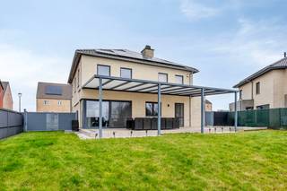 Deze mooie, instapklare woning in open bebouwing met praktijkruimte voor een vrij beroep bevindt zich in een fijne woonwijk in Landen. De woning biedt aangename, heldere en open leefruimtes op het gelijkvloers, 4 kamers op de verdieping en een inpandige garage. Links van de privé-woning bevindt zich de praktijkruimte (2019), die momenteel is ingericht als kapsalon. Achteraan de woning is er een aangelegde tuin met zwembad en 2 overdekte terrassen. 

Omvattende:
Gelijkvloers: inkomhal, leefruimte, open keuken, berging en wasplaats, toiletruimte, inpandige garage 
Praktijkruimte - gelijkvloers: mooie praktijkruimte links aan de woning
Eerste verdieping: nachthal, master bedroom, 3 slaapkamers, badkamer 
Zolderverdieping: bergzolder 
Oprit, terras en tuin: oprit, omheinde tuin met 2 overdekte terrassen, zwembad en poolhouse
Ligging: de woning bevindt zich in een vrij recente woonwijk aan de rand van het centrum van Landen en biedt alle faciliteiten in de nabije omgeving. Bushaltes zijn vlakbij, het station van Landen bevindt zich op 1 km en de aansluiting met de E40 op een 5-tal km.  
Bekijkt u dit pand via één van onze aanverwante websites, dan verwijzen wij u graag door naar onze eigen website. 
