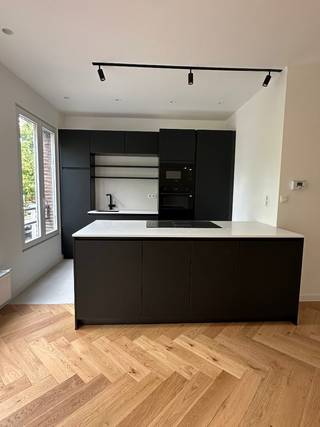 Prachtig appartement met 2 slaapkamers in Oosterveldwijk<br /><br />Instapklaar appartement van 75 m² met een uitstekende ligging in de buurt Oosterveld te Wilrijk, vlak bij Prins Bouwdewijnlaan.<br /><br />De woning bevindt zich op de eerste verdieping en biedt een ideale combinatie van een stijlvolle afwerking, comfort en een uitstekende bereikbaarheid. Dankzij de gunstige ligging geniet u van een vlotte verbinding richting Antwerpen en Brussel. Ook voor dagelijks comfort is de ligging bijzonder interessant. Scholen, supermarkten en diverse voorzieningen bevinden zich op wandelafstand. Bovendien zijn er verschillende bus- en tramhaltes in de nabije omgeving, waardoor u zich snel en gemakkelijk kunt verplaatsen naar Antwerpen en het stadscentrum.<br /><br />Daarnaast bevind het appartement op fietsafstand van het Nachtegalenpark, ideale combinatie van stedelijk comfort en ontspanning in het groen.<br /><br />Bij het binnenkomen betreedt u via een inkomhal waar plaats is voorzien voor een ingemaakte vestiaire kast. Metéén valt de warme en elegante uitstraling van het appartement op. De woonkamer is voorzien van een echte prachtige visgraadparket, die de luxueuze uitstraling geeft. Aansluitend bevindt zich de volledig vernieuwde keuken, uitgerust met kwalitatieve inbouwtoestellen.<br /><br />Het appartement beschikt over 2 slaapkamers, beide afgewerkt met een visgraadparket. Eén van de slaapkamers biedt rechtstreeks toegang tot het terras. Dankzij de mogelijkheid om het terras zowel open als gesloten te gebruiken, kan je hier het hele jaar door optimaal genieten.<br /><br />De woning is voorzien van een moderne badkamer en een apart toilet.<br /><br />Met een gunstig EPC-label B, geniet je bovendien van een energiezuinige woning.<br /><br />Troeven:<br /><br />Volledig gerenoveerd<br />Twee slaapkamers<br />Visgraadparket in woon- en slaapkamers<br />Terras<br />Moderne badkamer<br />Apart toilet<br />Twee private kelderbergingen<br />EPC B<br /><br /><br />Kijkmomenten enkel op afspraak via serdarkoycu@hotmail.com<br />Zaterdag 12/9/2026 van 10u - 17u<br /><br />Liever andere moment? Kan steeds op afspraak.