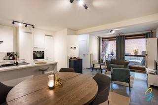 Dit aangename appartement is gelegen in het centrum van Geraardsbergen, nabij de markt.Het heeft een bewoonbare oppervlakte van 71m², aansluitend een...