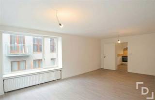 In het hart van het Ieperse centrum bevindt zich dit volledig gerenoveerde appartement.Via de trap of lift bereikt u een lichtrijk, modern...