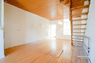 Deze gunstig gelegen woning biedt heel wat potentieel voor wie op zoek is naar een TOTAALrenovatie. Bij het binnenkomen treft u een gezellige leefruimte met plankenvloer, aansluitend een open keuken en een apart gastentoilet.<br /><br />Op de eerste verdieping bevinden zich twee slaapkamers, waarvan één geniet van een prachtig en rustig uitzicht op de Leie. De tweede verdieping omvat een badkamer, een derde slaapkamer en een zolderruimte die perfect kan worden ingericht als vierde slaapkamer, bureau of hobbyruimte.<br /><br />Bent u op zoek naar een woning met werk, ruimte en mogelijkheden op een toplocatie? Neem gerust contact op via alain@makelaarshuys.be voor meer informatie of een bezoek<br /><br />OPGELET ; TOTAALRENOVATIE. --- We komen er niet door de keuken en de badkamer te vernieuwen...