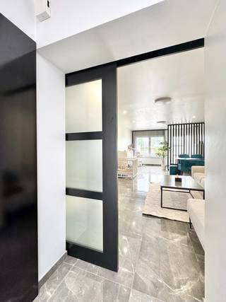 8793 SINT-ELOOIS-VIJVE, Gentseweg 647/ Gustaaf Mahieulaan - INSTAPKLARE WONING MET TUIN & GARAGE EN UITWEG - 3 SLAAPKAMERS<br />Gezinswoning op een comfortabel perceel van 265 m²; Gelegen op een goede locatie nabij alles wat men nodig heeft (winkels, openbaar vervoer,..) alsook topverbindingen naar E17 en overige; Indeling: inkom; Lichtrijke woonkamer met ruimte voor salon en eetplaats; Geïnstalleerde halfopen keuken met alle comfort: vaatwas, afzuigkap, oven, koelkast, microgolfoven, dubbele gootsteen met druipzone, kookplaat. Extra bergruimte onder de trap; Gang met twee lichtkoepels die leidt naar: Badkamer met inloopdouche en wastafel; Wasplaats en hoek met technische ruimte: condenserende ketel op aardgas, Apart toilet met handwasser; Rechtstreekse doorgang via achterdeur met glasraam richting de tuin; Overdekt terras met niveau, aangelegd in tegels; Gazon met achteraan een grote berging/ garage met uitweg via de Gustaaf Mahieulaan; Naast de keuken is een trap naar de bovenverdieping: nachthal, 2 ruime slaapkamers; Trap naar ingerichte zolderkamer met velux; Overal dubbele beglazing in kunststof met draaikipfunctie en koepels in dubbel glas; Boven achteraan, vliegenramen en automatische rolluik; Overal centrale verwarming op aardgas; EPC 226/ Label C; extra Unit airco/verwarming met warmtepomp in woonkamer; Dak geïsoleerd; Conforme elektrische installatie; Beschikbaar: bij akte na betaling; Info en bezoek: julie@elet.immo of 0479 635 685.