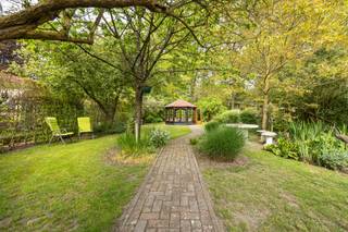 Palton troeven:<br /><br />- Perceel van ca. 878 m²<br />- 4 slaapkamers<br />- Gelijkvloers wonen mogelijk<br />- Prachtige tuin, volledig omheind<br /><br />Welkom bij kasteeldreef 18 in Tielen! Deze pittoreske woning bevindt zich op een prachtig perceel van ca. 878 m² rustig gelegen kort nabij het centrum van Tielen.<br /><br />Op het gelijkvloers komt u via de inkomhal uit in de ruime living waar het dankzij de vele raampartijen en de gezellige haard goed vertoeven is. Via de schuifpui komt u uit op het overdekt terras. Grenzend aan living bevindt zich de leefkeuken welke volledig geinstalleerd is, met onder andere een keramische kookplaat, dampkap, oven, koelkast met vriesgedeelte en een vaatwasser. Met drie slaapkamers en ingerichte badkamer (met douchecabine, dubbele lavabo in meubel en toilet) op het gelijkvloers is deze woning ook ideaal om gelijkvloers te wonen.<br /><br />Via de vaste trap bereikt u de zolderverdieping, ingedeeld in twee volwaardige ruimtes met een houten vloer en onderhoudsvriendelijke veluxramen. Deze kunnen perfect dienen als extra slaapkamers of ontspanningsruimte. Verder is er een tweede badkamer met ligbad, lavabo en toilet, evenals een Russische sauna op deze verdieping. Ook is er bijkomende opbergruimte voorzien.<br /><br />Buiten kunt u volop van het terras op de binnenplaats en de diepe achtertuin genieten. De fraai aangelegde tuin is volledig omheind, biedt optimale privacy en vormt een oase rust. Centraal in de tuin bevindt zich een sfeervolle kiosk met een houten vloer en elektriciteitsaansluiting.<br /><br />Dankzij de ruime parkeergelenheid voor de woning en de dubbele garage, bereikbaar via een afgesloten oprit, beschikt u steeds over voldoende parkeerruimte en optimaal comfort.<br /><br />Bent u opzoek naar een rustig gelegen, vrijstaande, instapklare woning ?<br />Neem dan snel contact op via Judith@palton.be of bel naar +32492-78 31 74.
