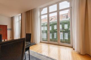 Gemeubeld appartement van 177 m² op de tweede verdieping van een gebouw met lift.Het bestaat uit een ruime woonkamer met een salon en eetkamer in...