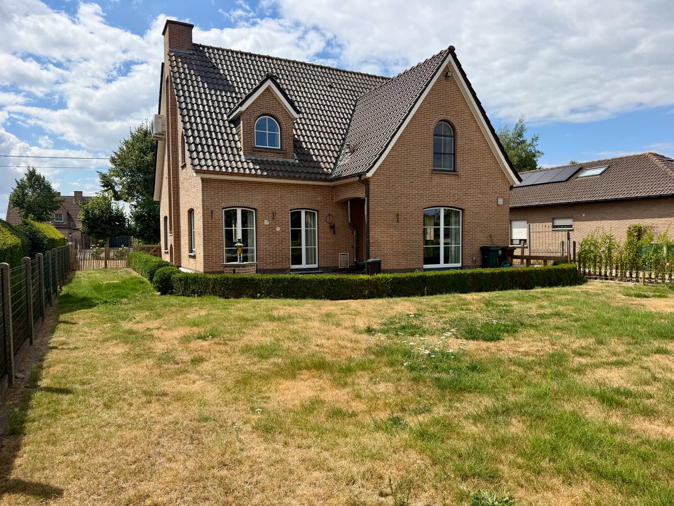 Vrijstaande villa met paardenstallen en weide. - foto 4