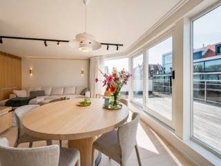 Deze exclusieve penthouse, met zijn uitzonderlijke breedte en riante terrassen, is ideaal gelegen op een toplocatie vlakbij de zee en de Lippenslaan. Het appartement beslaat een volledige verdieping en verwelkomt u via een inkomhal die uitgeeft op een ruime en lichtrijke leefruimte met open keuken. Vanuit deze leefruimte heeft u directe toegang tot het uitzonderlijk groot westgericht terras vooraan, waar u in alle rust en privacy kunt genieten. Verder beschikt het appartement over drie volwaardige slaapkamers, elk met toegang tot het terras achteraan. De master bedroom is voorzien van een ensuite badkamer. Daarnaast is er een aparte douchekamer, wat zorgt voor extra comfort. <br />De volledige renovatie was in 2023. Sindsdien werd het nauwelijks gebruikt dus alles ruikt nog naar nieuw.<br />Het appartement werd ook voorzien van ingebouwde airconditioning.<br /><br />Dit unieke en prachtige appartement werd met uitzonderlijke zorg en een verfijnd oog voor detail afgewerkt, waarbij hoogwaardige materialen en een harmonieuze afwerking centraal staan. Elk element werd doordacht gekozen om een gevoel van comfort, elegantie en tijdloze klasse te creëren. Bovendien geniet het appartement van een absolute toplocatie, waar rust, bereikbaarheid en een aangename leefomgeving perfect samenkomen.<br /><br />Kelderberging inbegrepen en mogelijkheid tot aankoop van een tandem (2) autostaanplaatsen in dezelfde residentie.<br />Stedenbouwkundig uittreksel en maatregelenregister in aanvraag.<br /><br />Aarzel niet om ons te contacteren voor meer info: tel.: 050 62 44 14 of via knokke@immax.be
