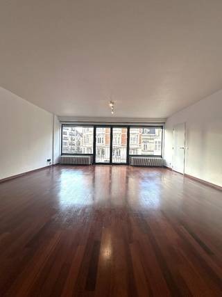 Dit lichtrijke en ruime appartement bevindt zich op de eerste verdieping (lift in gebouw) en geniet van een uitstekende ligging nabij...